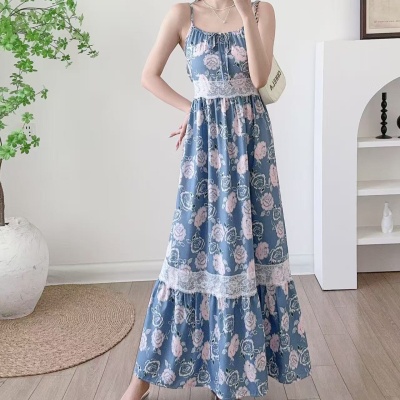 2025法式古着设计感小众蕾丝收腰吊带海边度假蓝色碎花长裙子