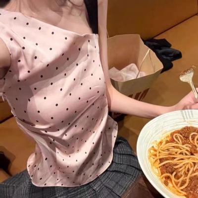 野媛粉色波点斜肩吊带背心女夏季小众设计感T恤修身显瘦无袖上衣