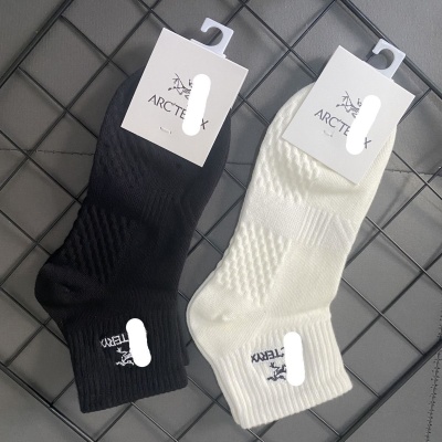 春夏款运动袜刺绣棉袜户外吸汗透气休闲时尚跑步健身潮流中筒袜子